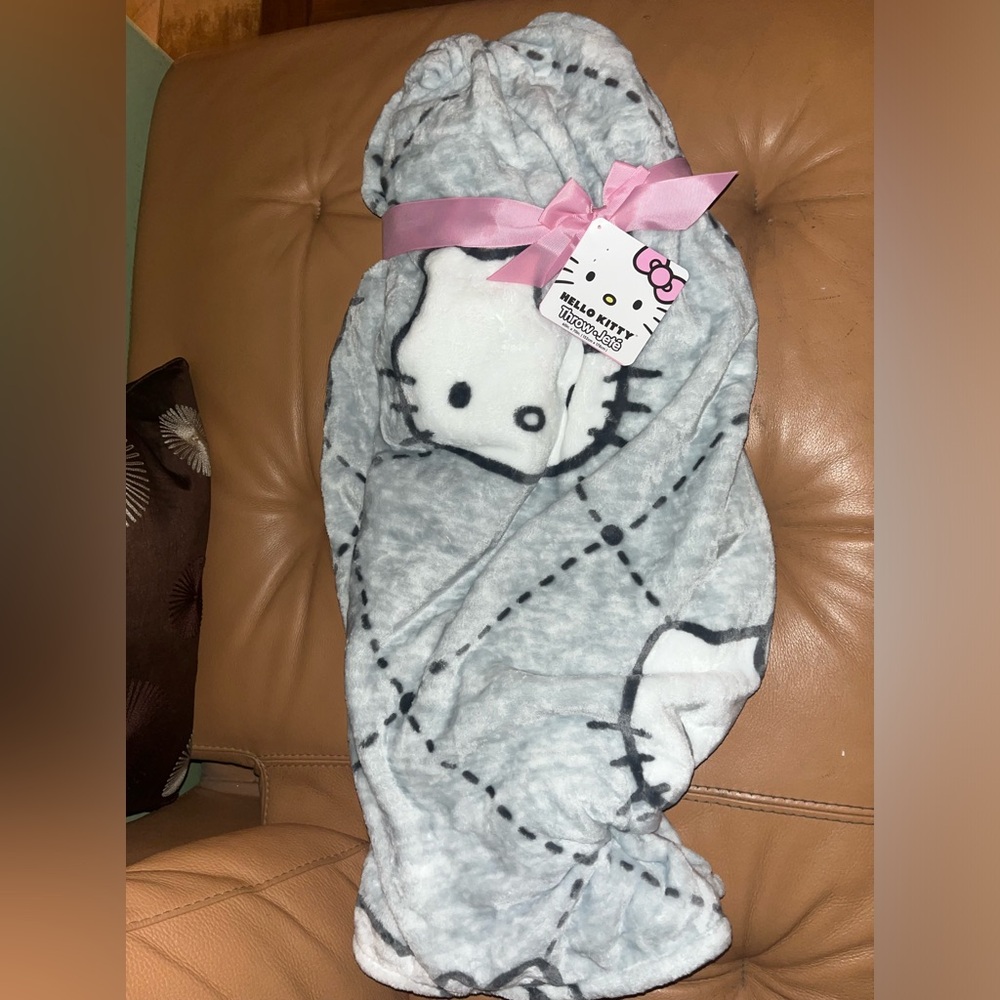 Hello Kitty Gray Patterned Blanket NWT NEW
